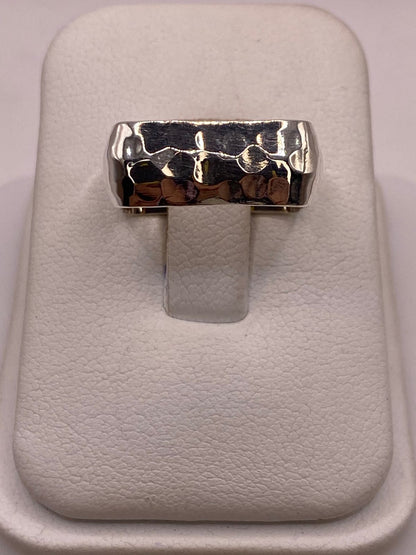 Anillo Forma Cuadrada Martillada en Plata .925 — ángulo diagonal