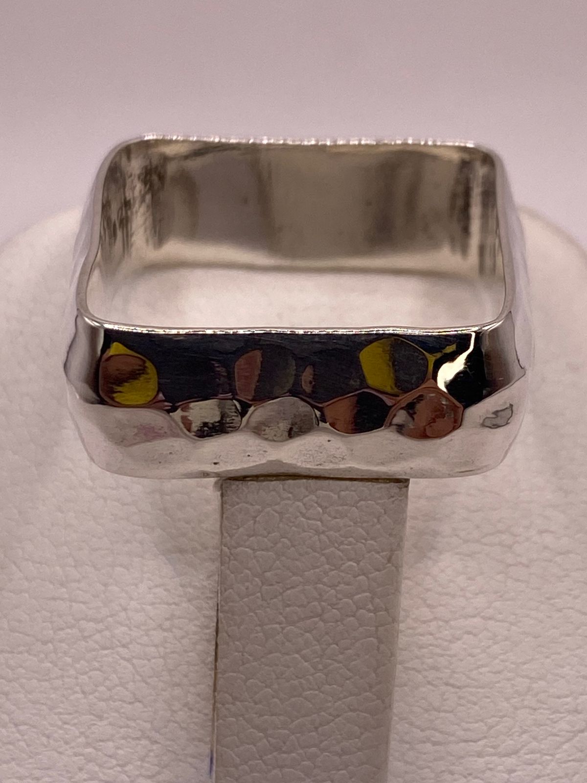 Anillo Forma Cuadrada Martillada en Plata .925, vista de detalle