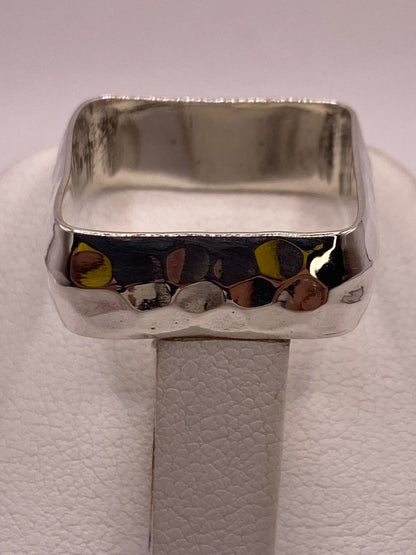 Anillo Forma Cuadrada Martillada en Plata .925, vista de detalle