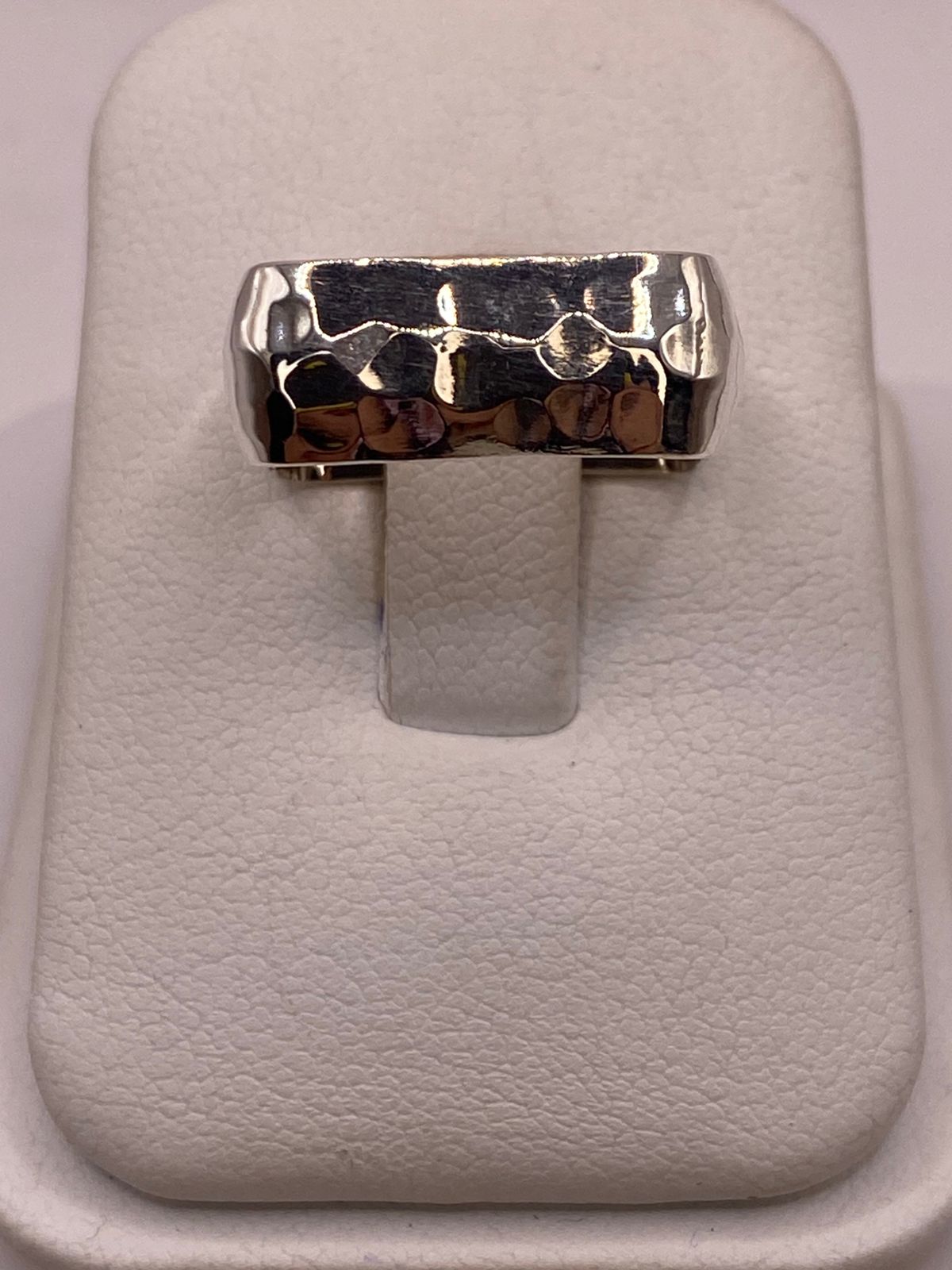 Anillo Forma Cuadrada Martillada en Plata .925, vista lateral