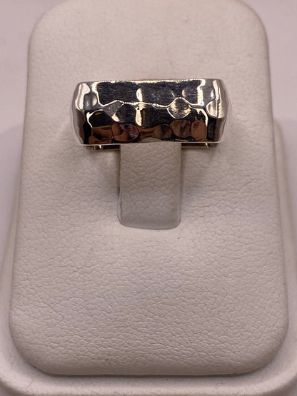 Anillo Forma Cuadrada Martillada en Plata .925, vista lateral