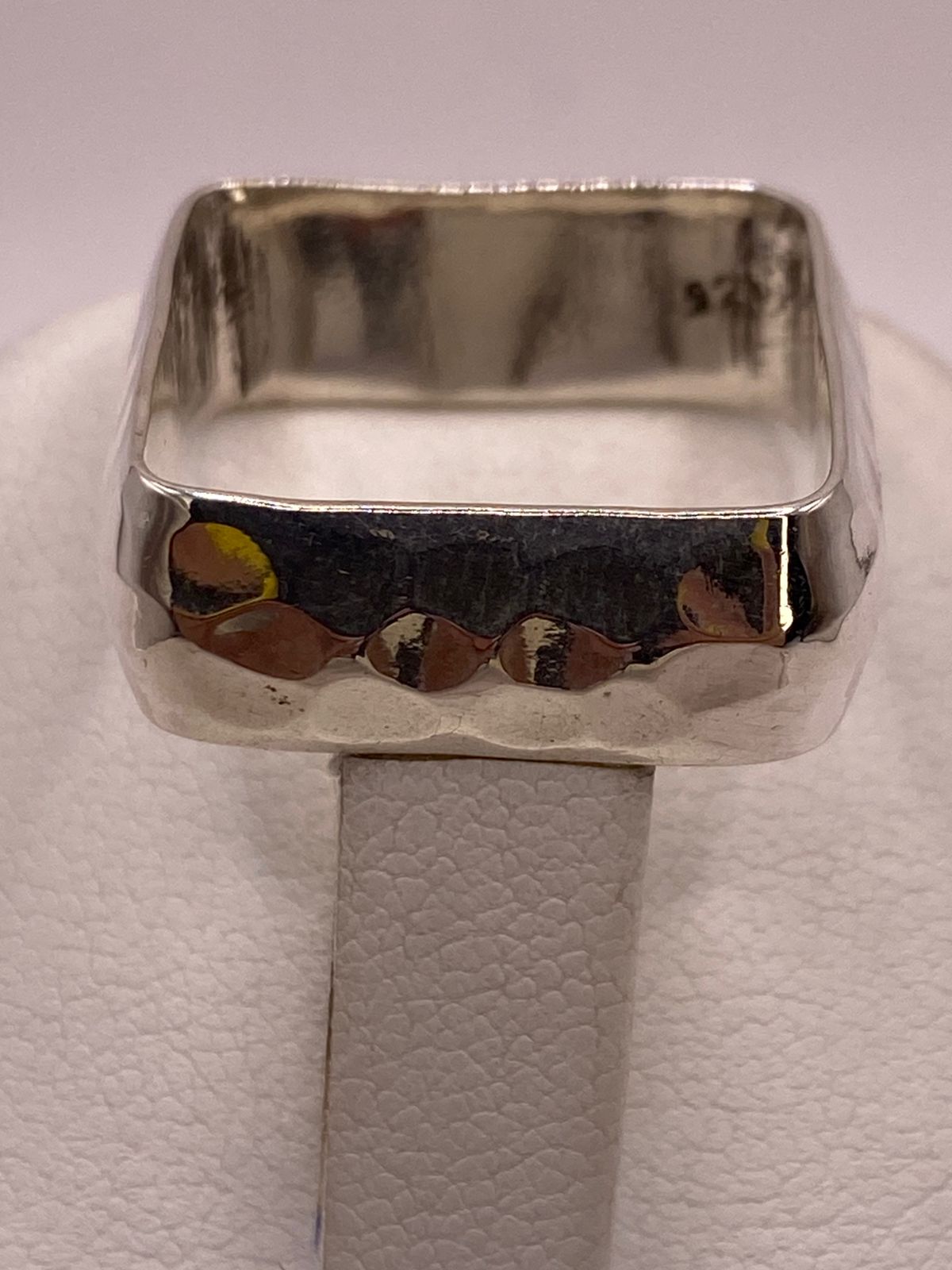 Anillo Forma Cuadrada Martillada en Plata .925, sello de autenticidad Plata Ley .925