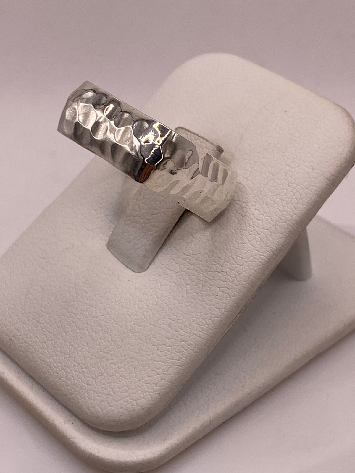 Anillo Forma Cuadrada Martillada en Plata .925, vista frontal