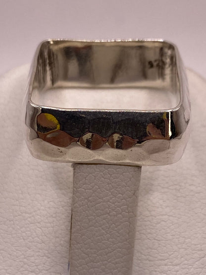 Anillo Forma Cuadrada Martillada en Plata .925, sello de autenticidad Plata Ley .925