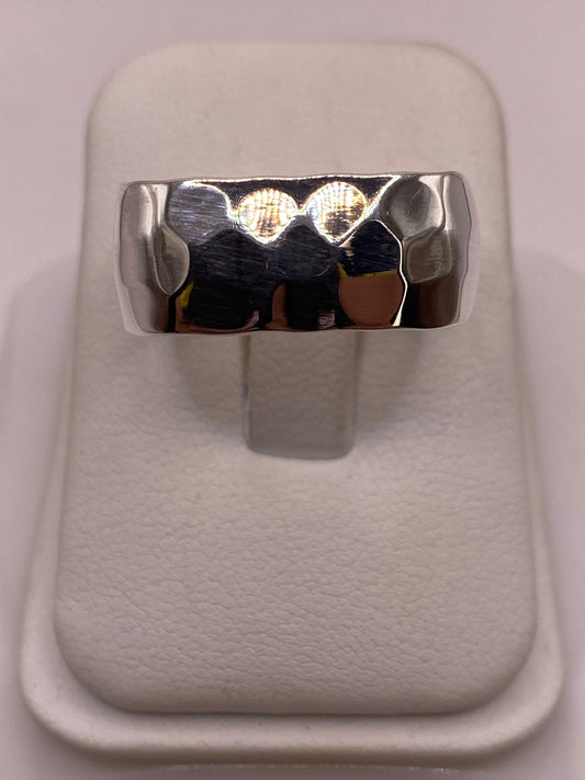 Anillo Forma Cuadrada Martillada en Plata .925 — ángulo diagonal