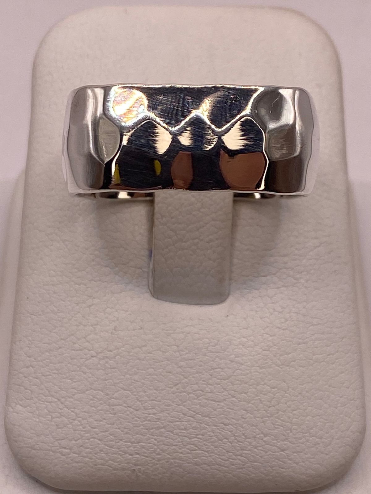 Anillo Forma Cuadrada Martillada en Plata .925, vista frontal