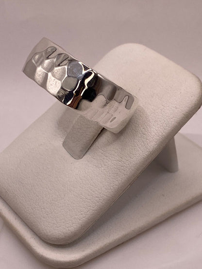 Anillo Forma Cuadrada Martillada en Plata .925, vista lateral
