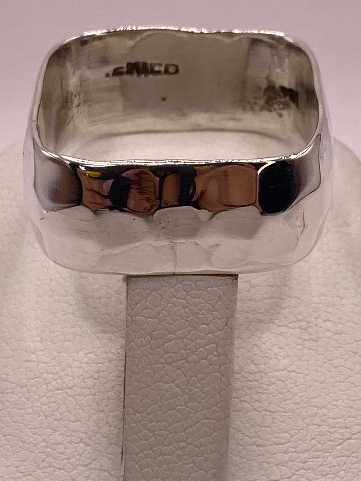 Anillo Forma Cuadrada Martillada en Plata .925, sello de autenticidad Plata Ley .925