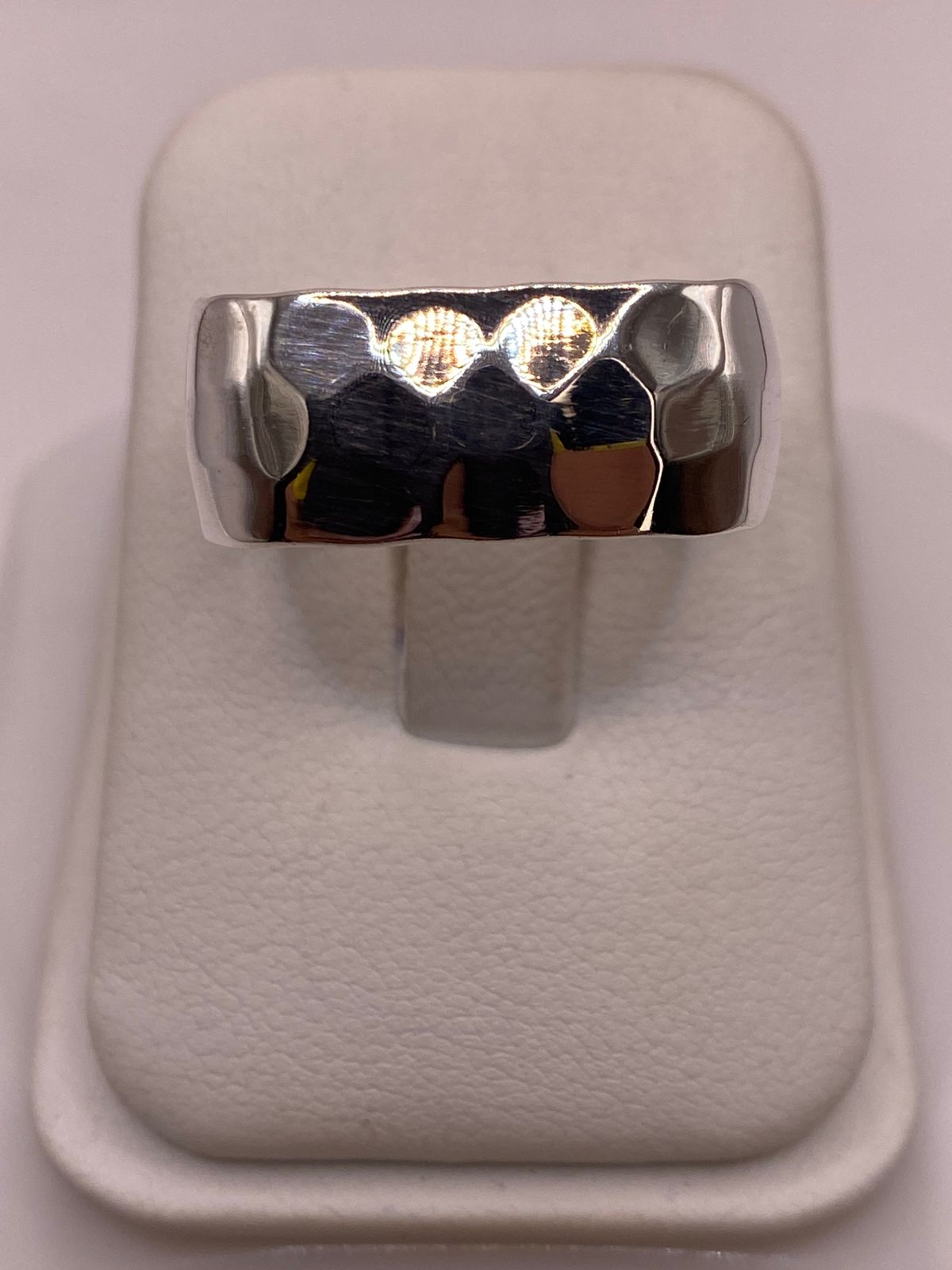 Anillo Forma Cuadrada Martillada en Plata .925, vista de detalle