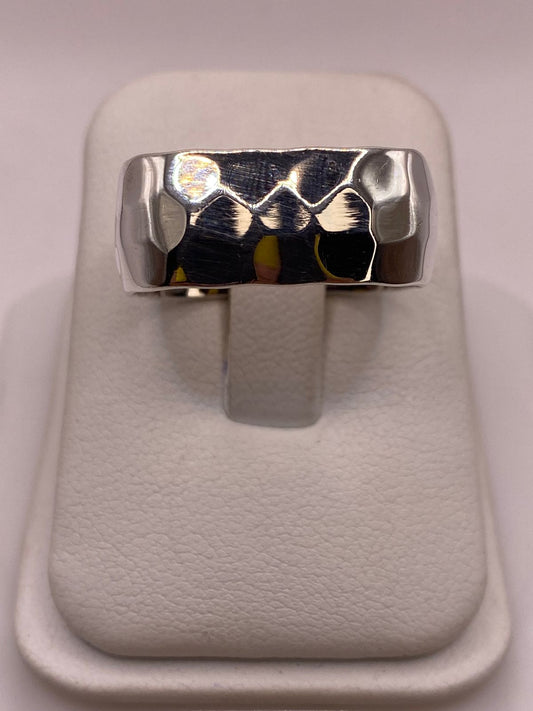 Anillo Forma Cuadrada Martillada en Plata .925 — ángulo diagonal