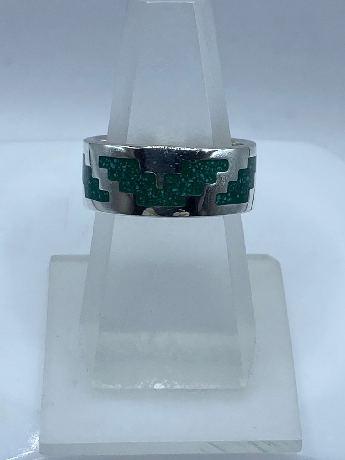 Anillo Forma de Pirámide en Plata .925 con Ónix — vista lateral
