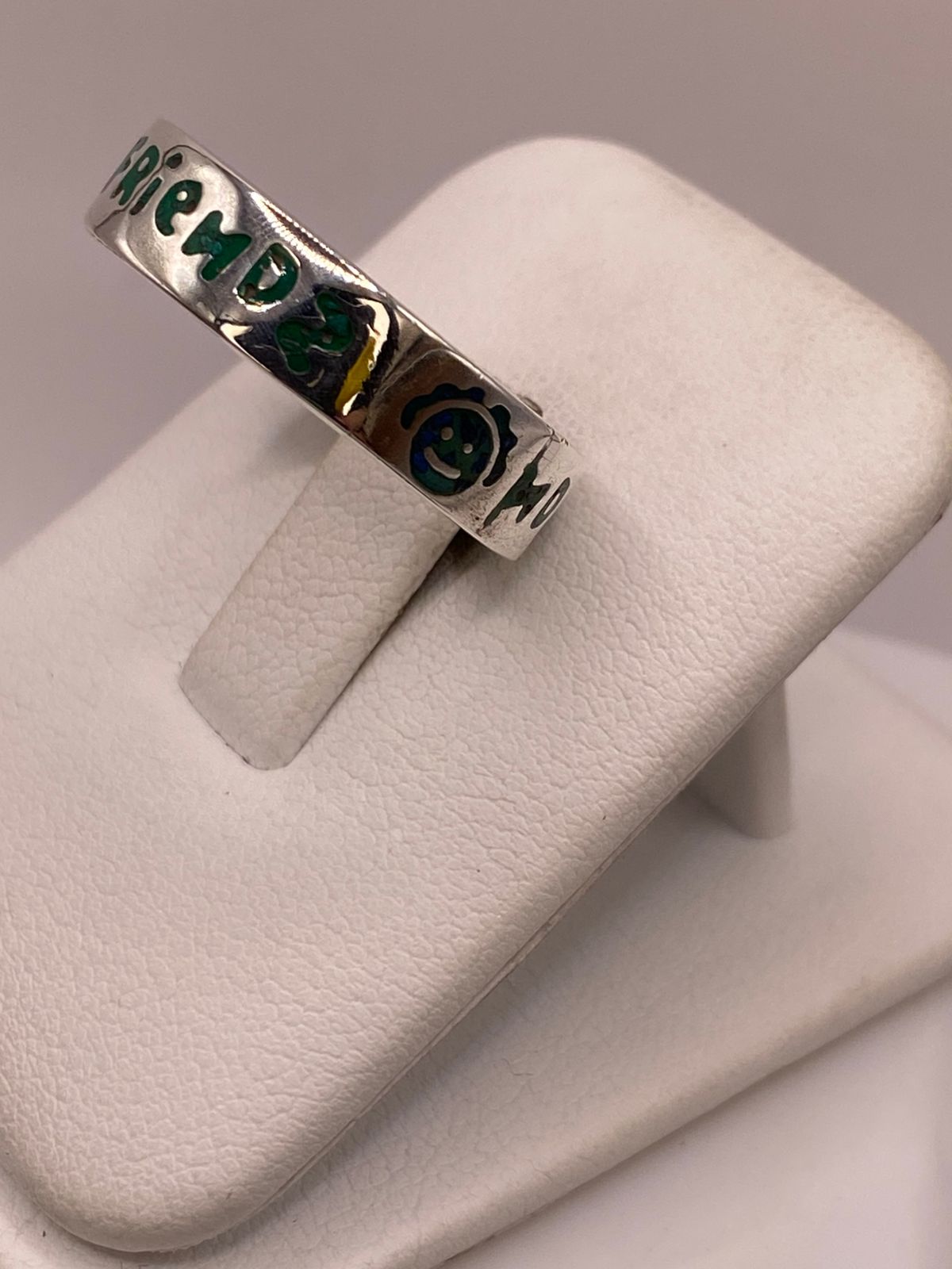 Anillo “friends” de Plata .925 con Incrustaciones, vista frontal