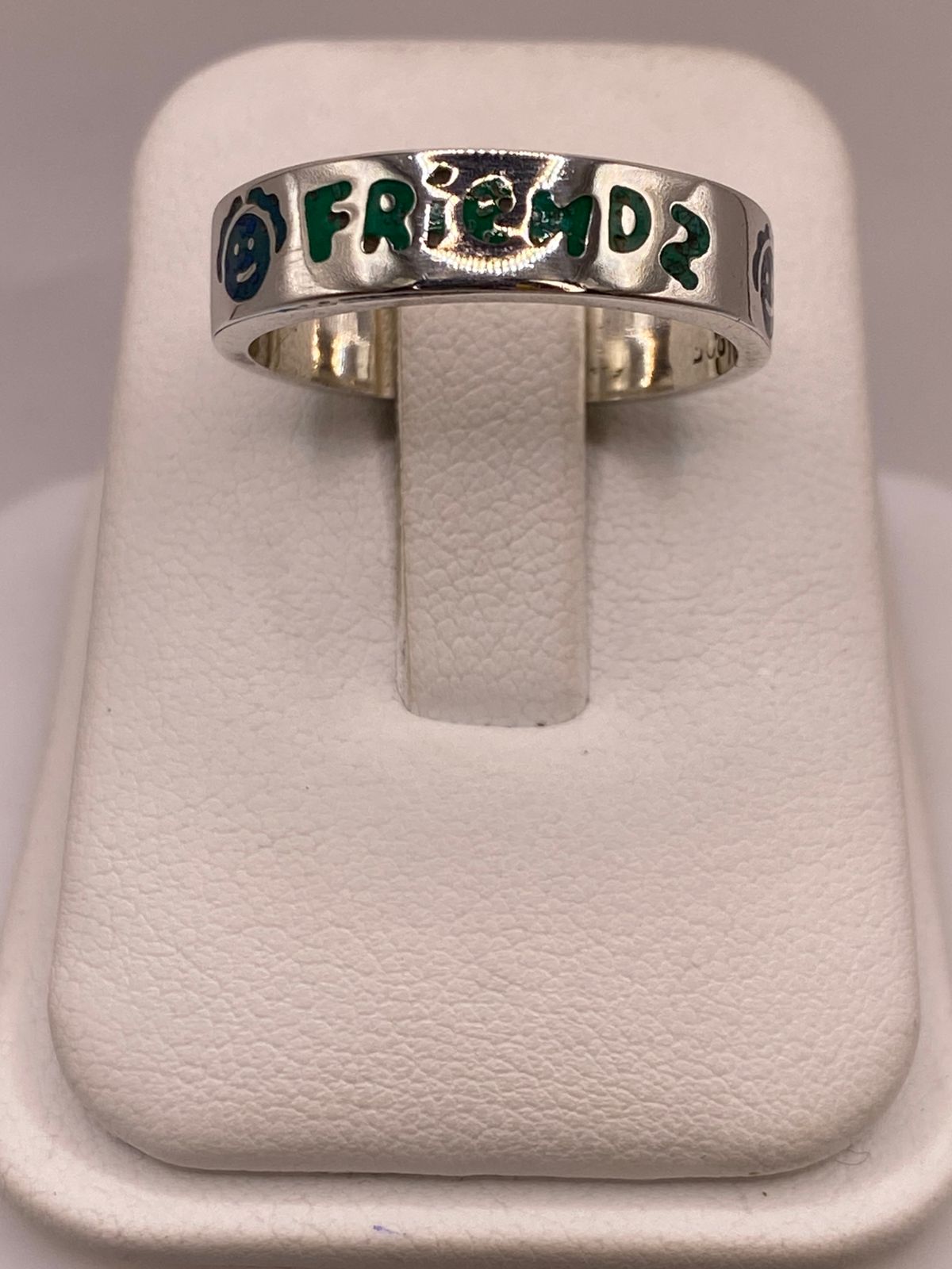 Anillo “friends” de Plata .925 con Incrustaciones, vista lateral