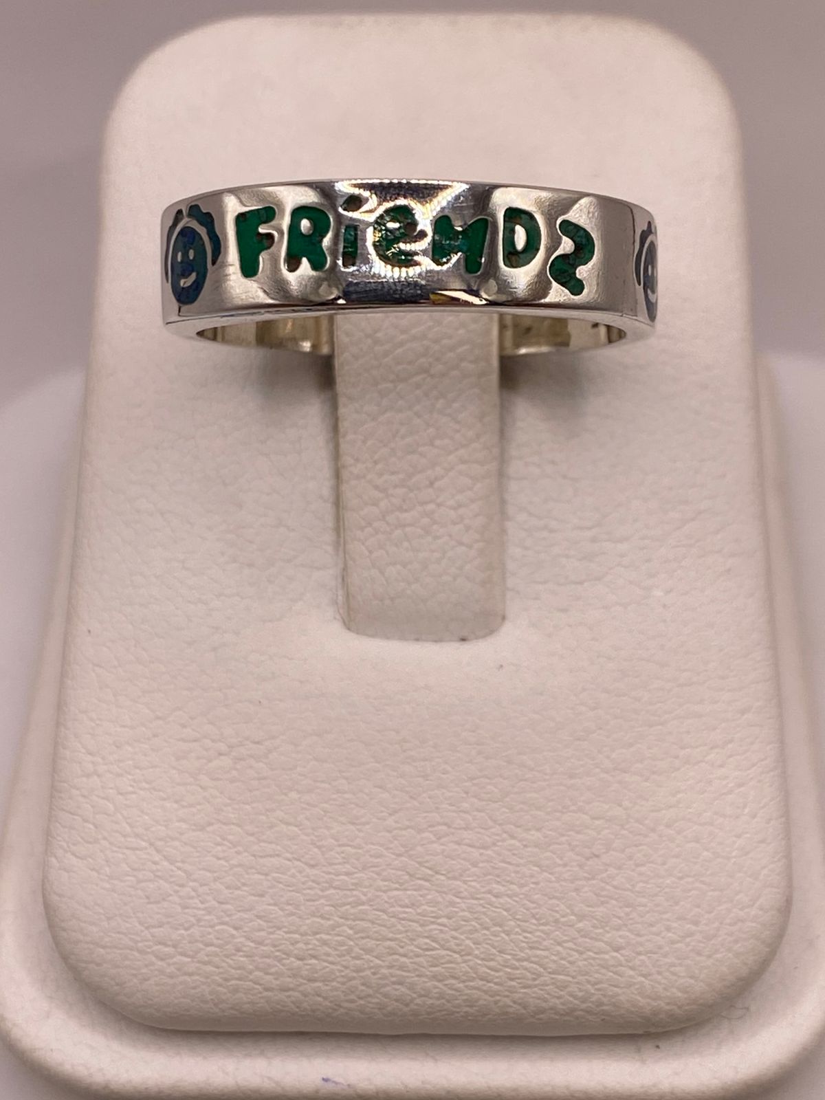 Anillo “friends” de Plata .925 con Incrustaciones — vista lateral