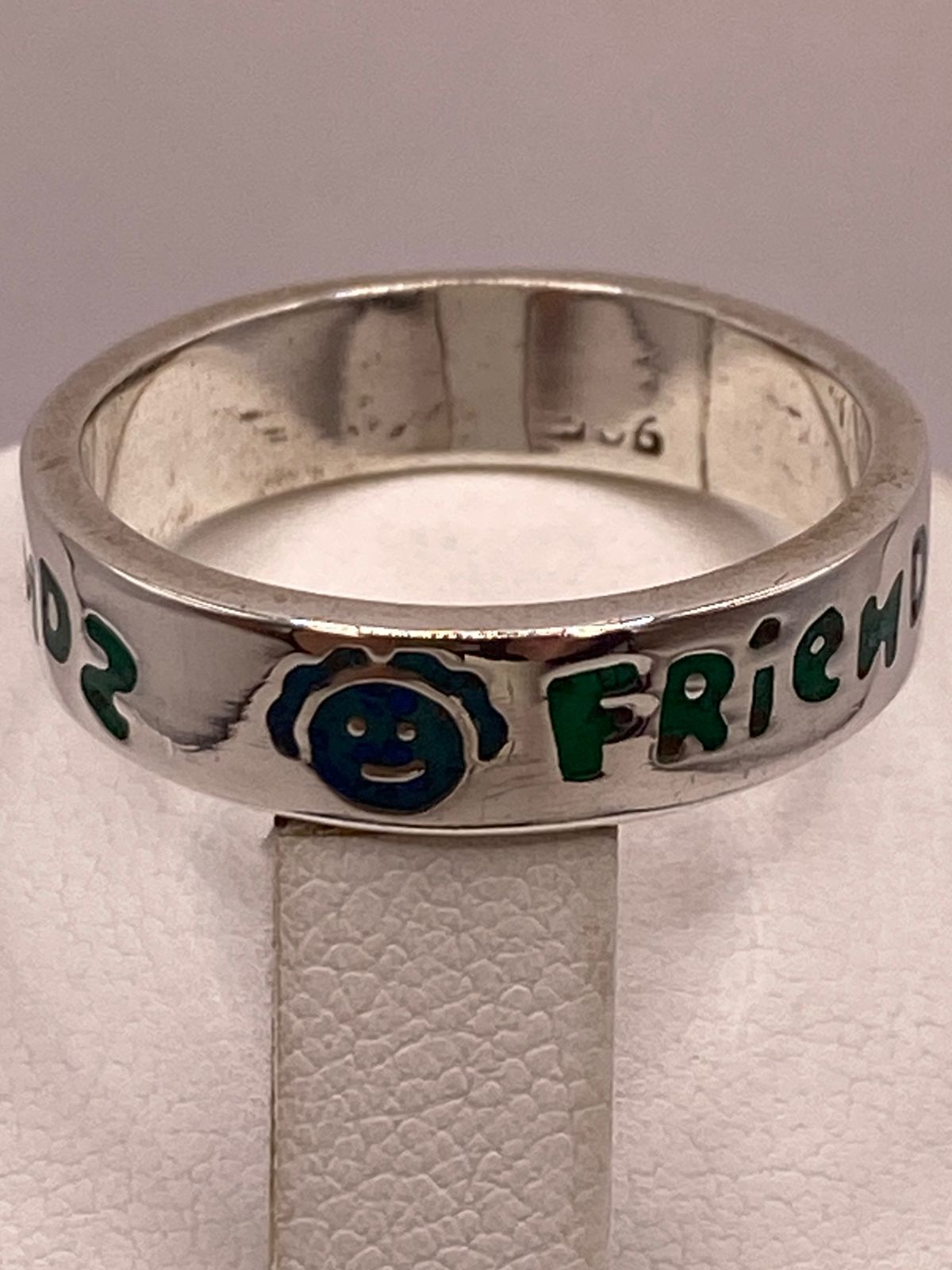 Anillo “friends” de Plata .925 con Incrustaciones, sello de autenticidad Plata Ley .925