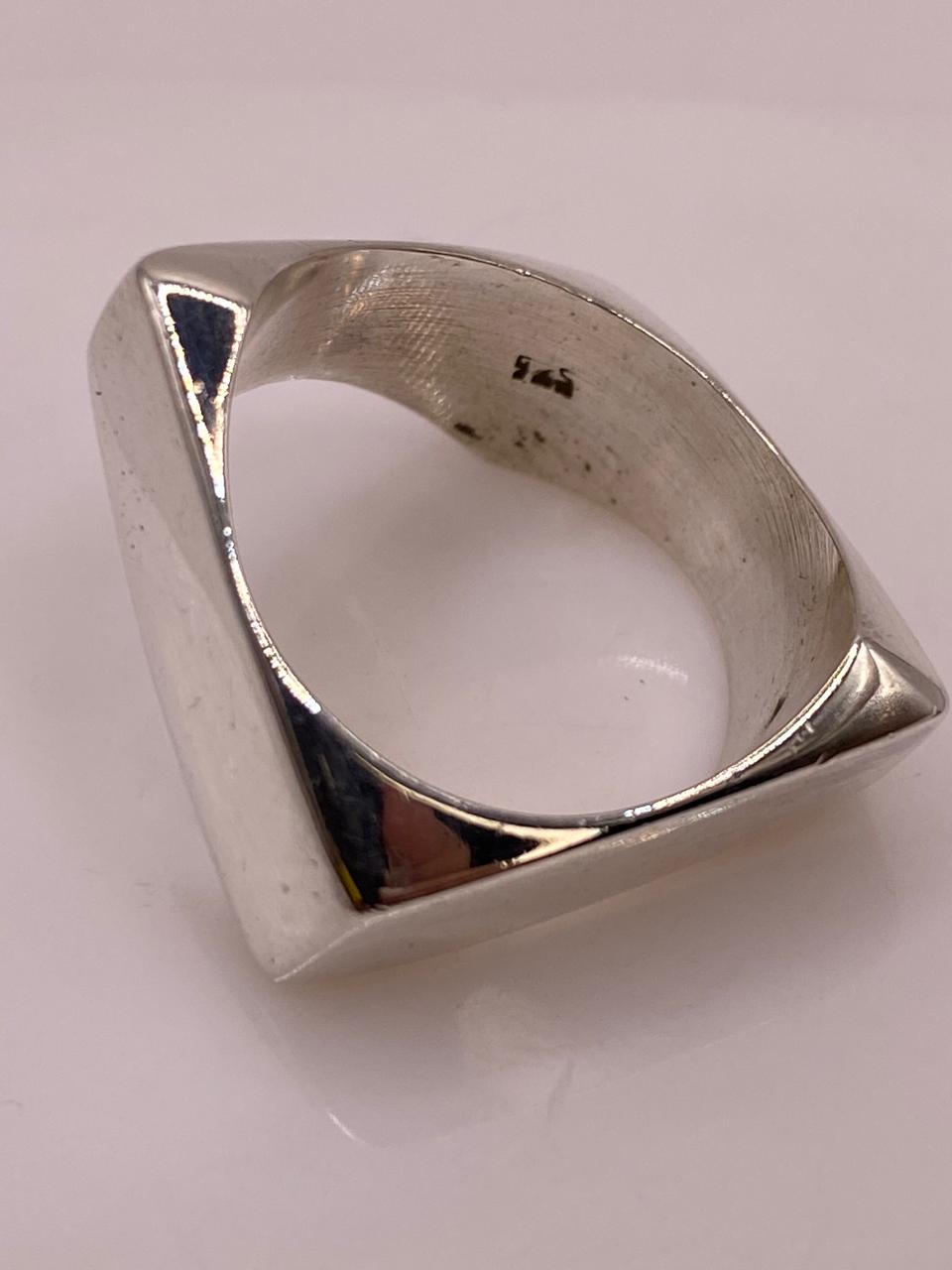 Anillo Geométrico Cuadrado Angulado en Plata .925, sello de autenticidad Plata Ley .925