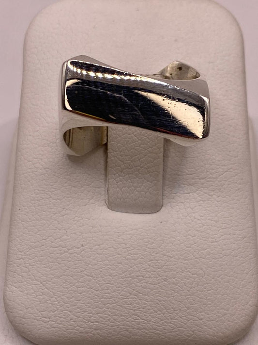 Anillo Geométrico Cuadrado Angulado en Plata .925 en báscula mostrando peso