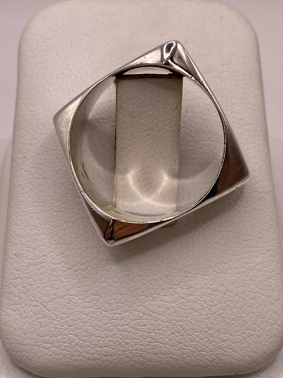 Anillo Geométrico Cuadrado Angulado en Plata .925, vista superior