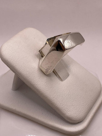 Anillo Geométrico Cuadrado Angulado en Plata .925, vista lateral