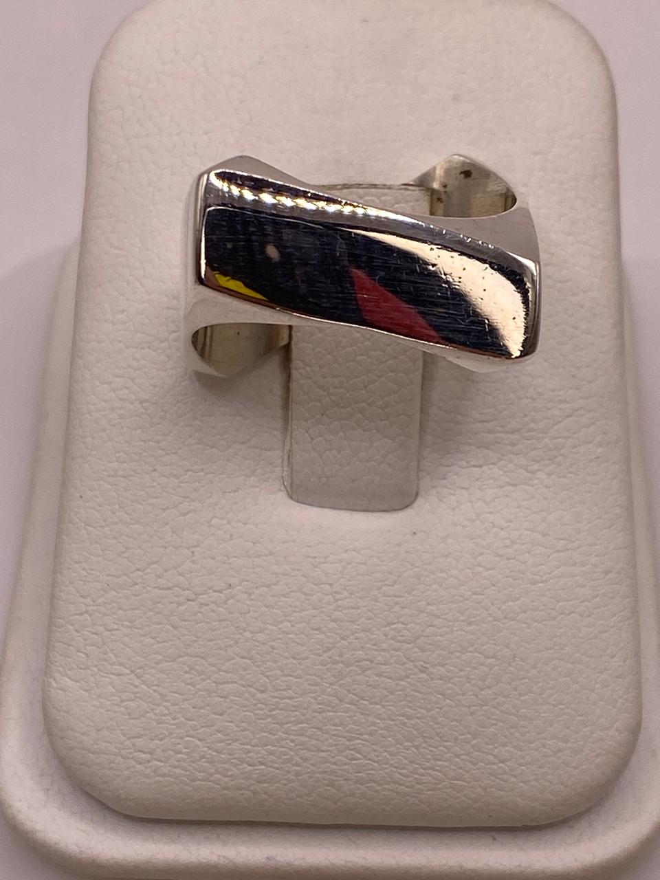 Anillo Geométrico Cuadrado Angulado en Plata .925, vista de detalle