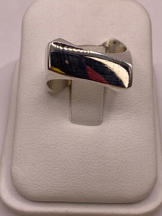Anillo Geométrico Cuadrado Angulado en Plata .925 en báscula mostrando peso