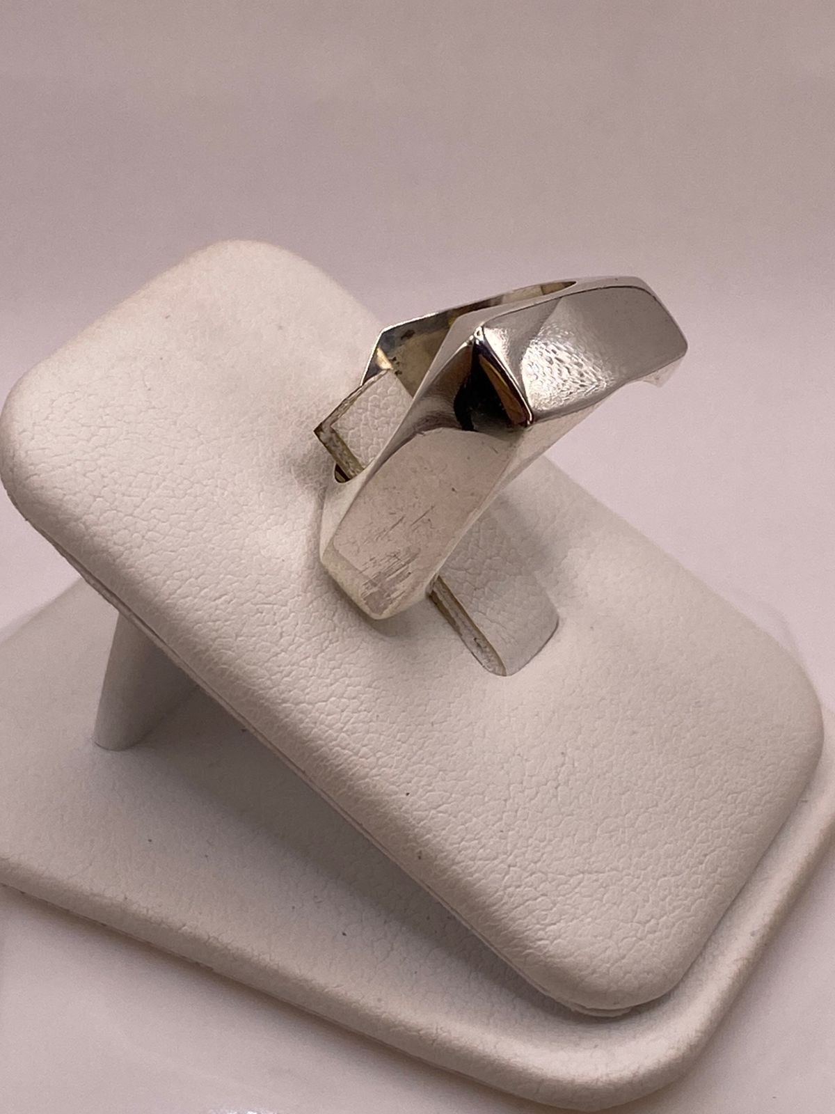 Anillo Geométrico Cuadrado de Plata Ley .925, vista lateral