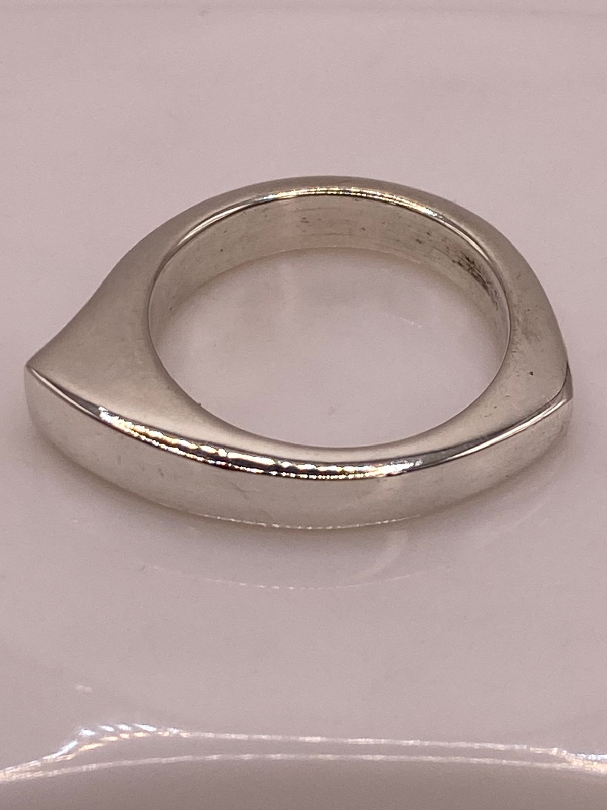 Anillo Geométrico Curvo en Plata .925, vista superior