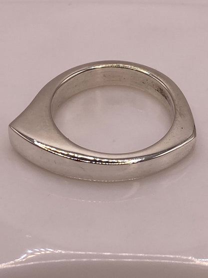 Anillo Geométrico Curvo en Plata .925, vista superior