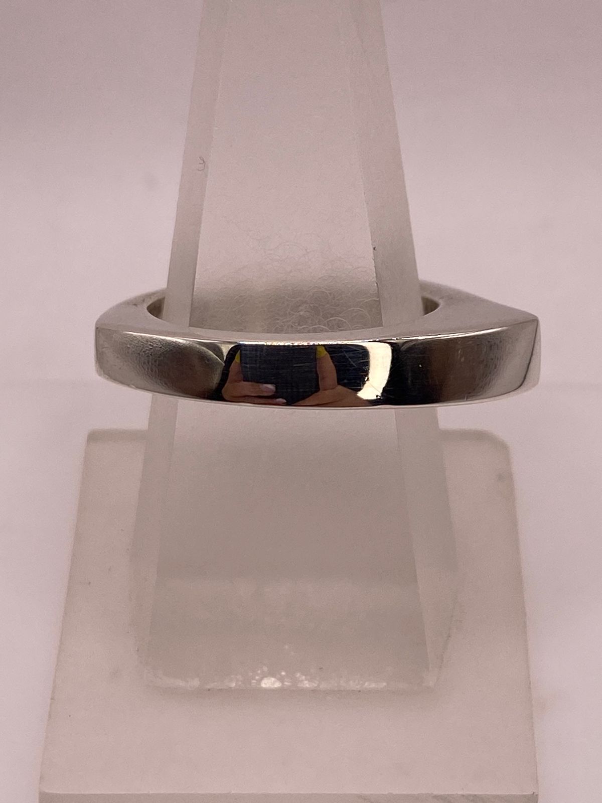 Anillo Geométrico Curvo en Plata .925 en báscula mostrando peso