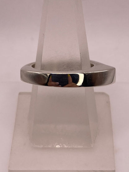 Anillo Geométrico Curvo en Plata .925 en báscula mostrando peso
