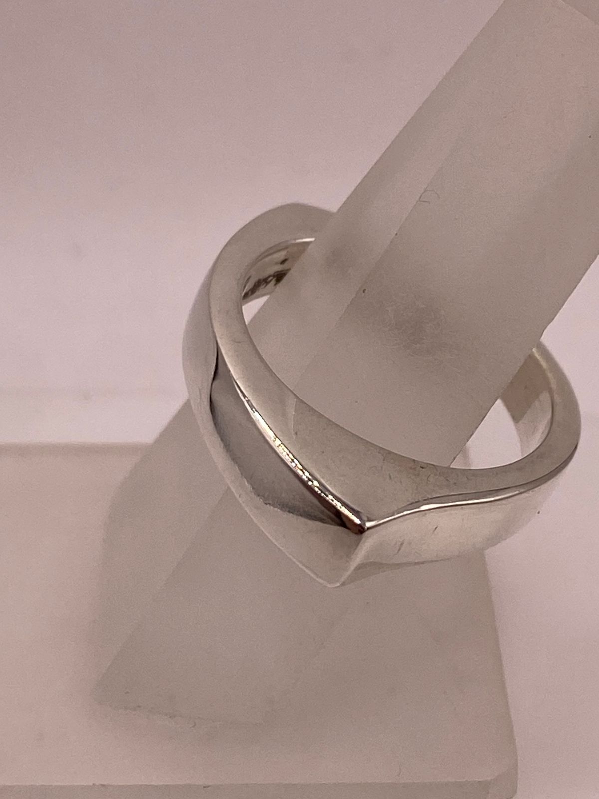 Anillo Geométrico Curvo en Plata .925, vista de detalle
