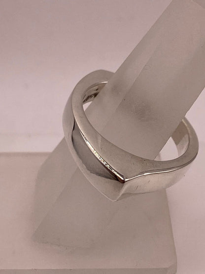 Anillo Geométrico Curvo en Plata .925, vista de detalle