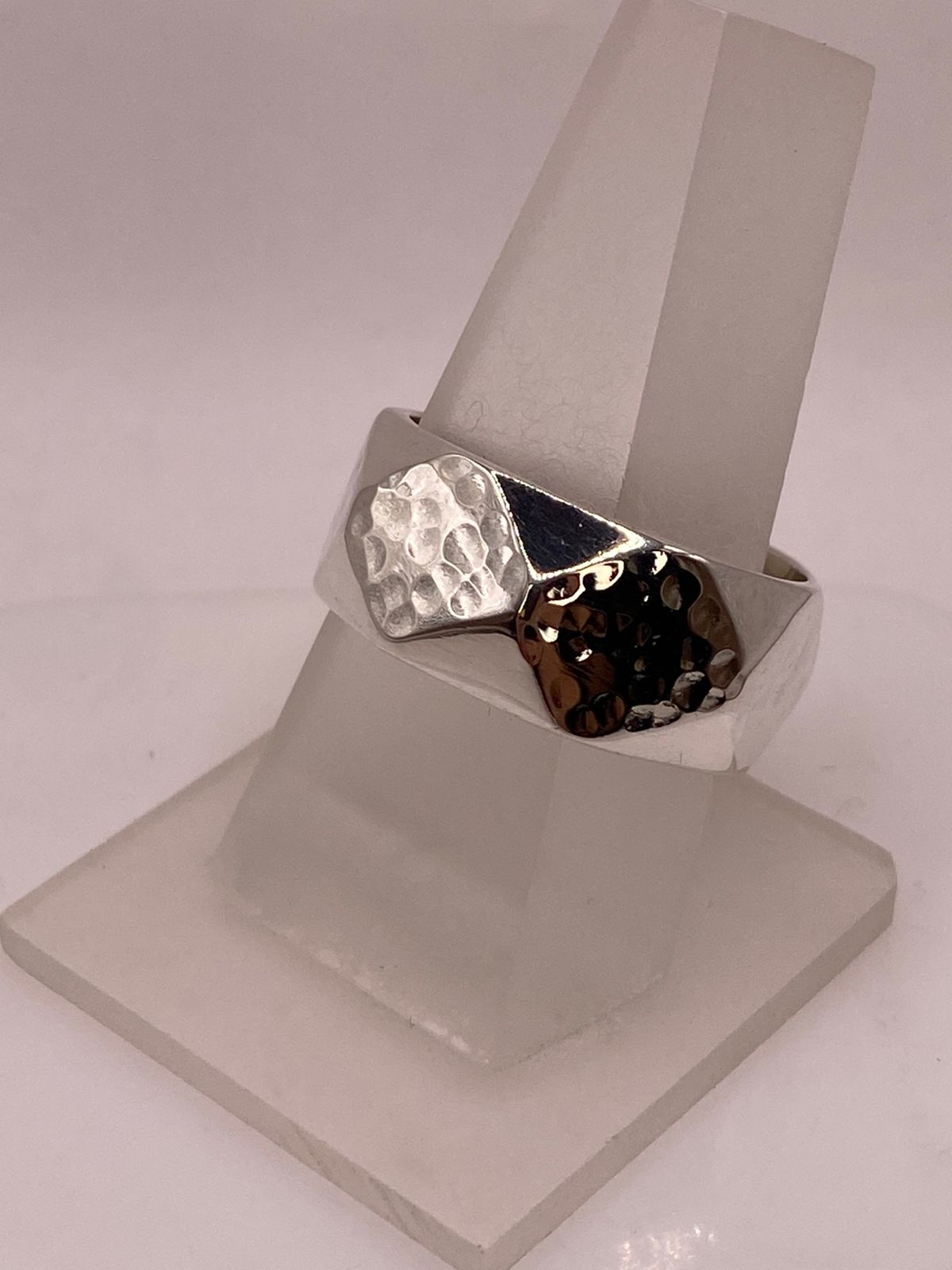 Anillo Geométrico Martillado con Figuras de Rombo de Plata Ley .925, vista frontal