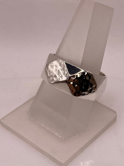 Anillo Geométrico Martillado con Figuras de Rombo de Plata Ley .925, vista frontal