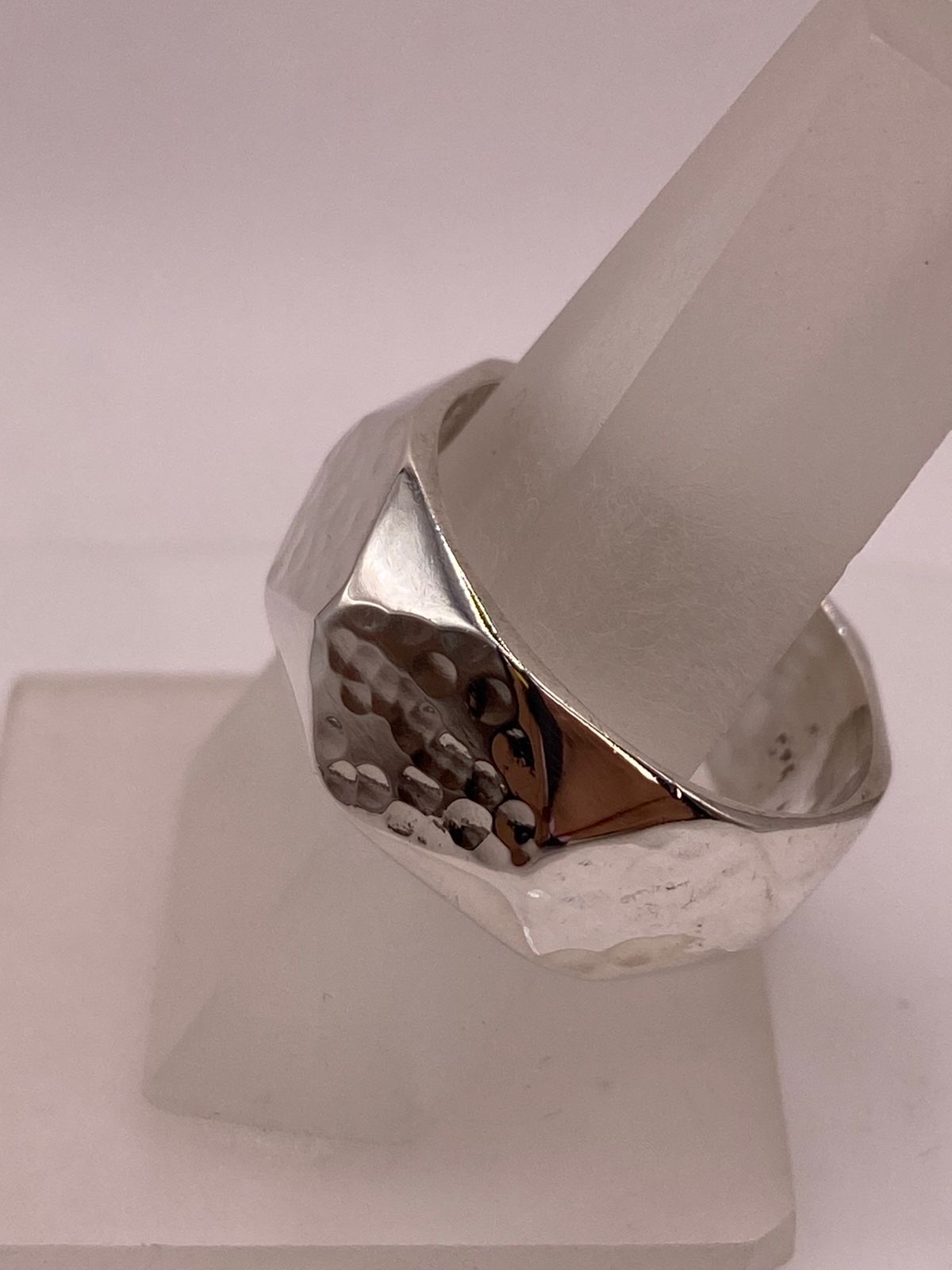 Anillo Geométrico Martillado con Figuras de Rombo de Plata Ley .925, vista lateral