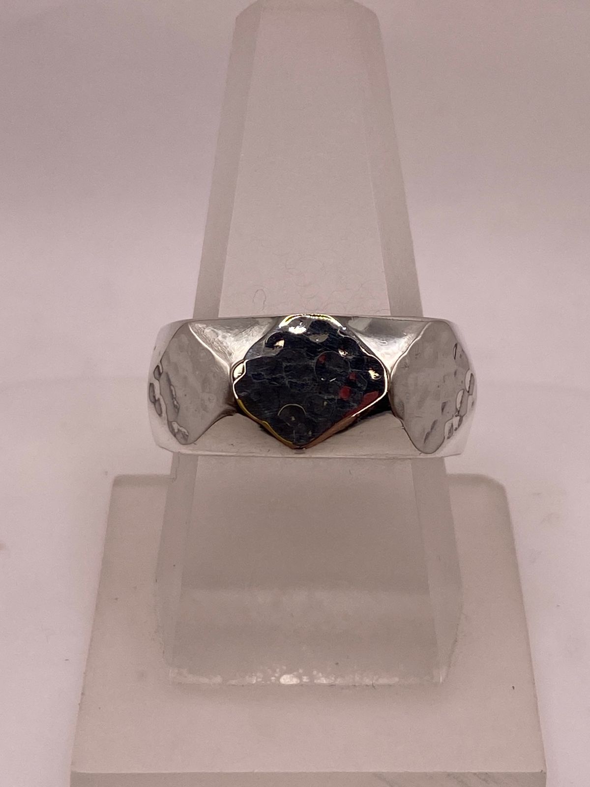 Anillo Geométrico Martillado con Figuras de Rombo de Plata Ley .925 — vista lateral