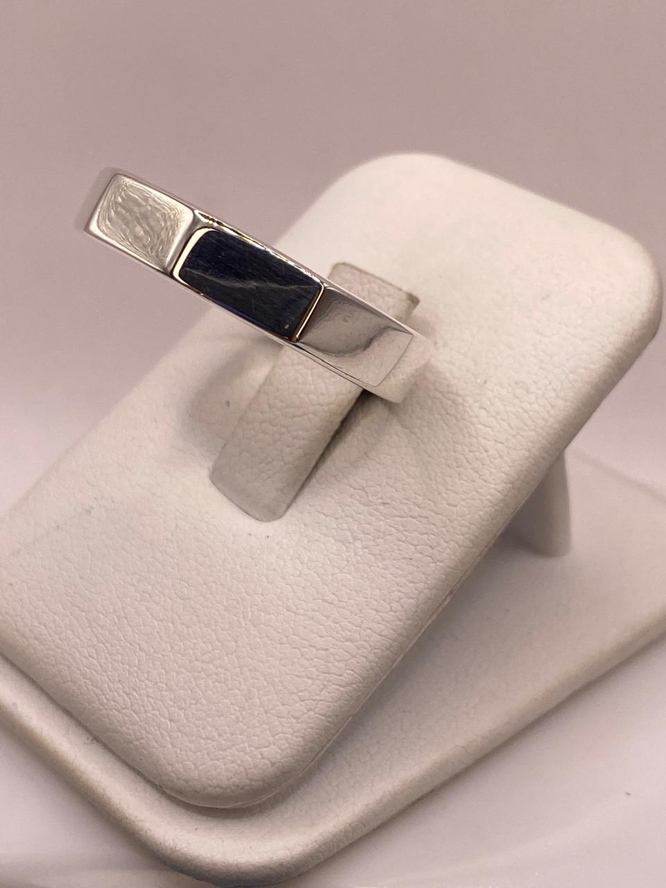 Anillo Geométrico Minimalista en Plata .925, vista lateral