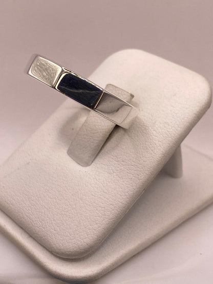 Anillo Geométrico Minimalista en Plata .925, vista lateral