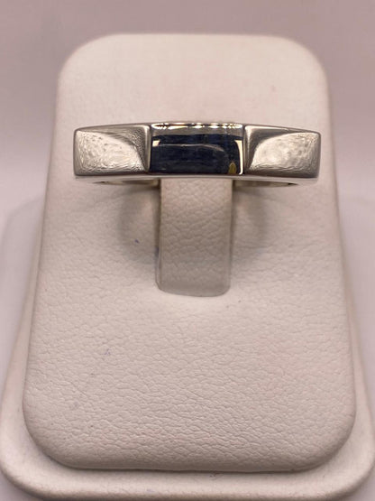 Anillo Geométrico Minimalista en Plata .925 en báscula mostrando peso