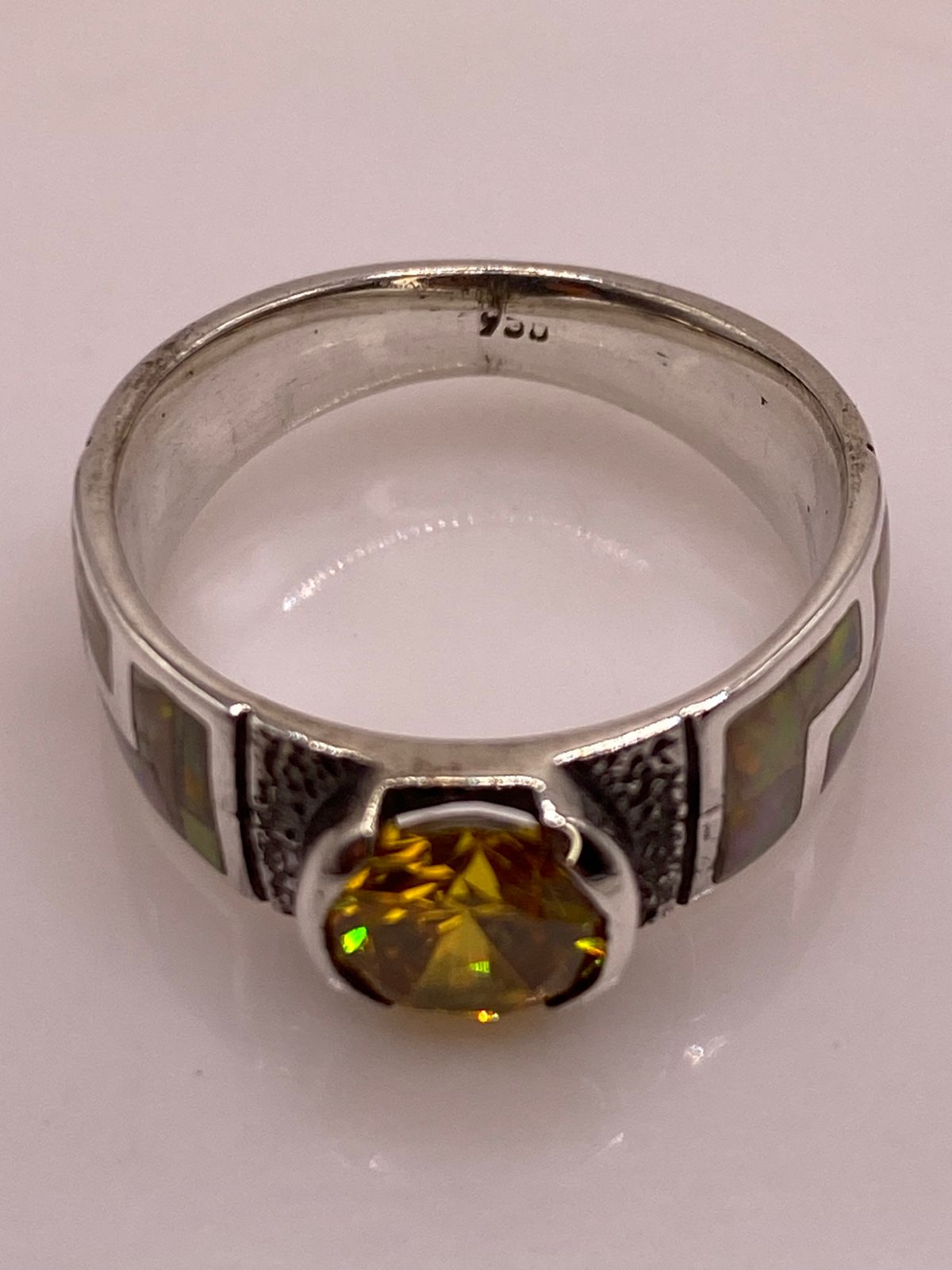 Anillo Geométrico con Ópalo de Fuego y Zirconia Amarilla en Plata .950, sello de autenticidad Plata Ley .925