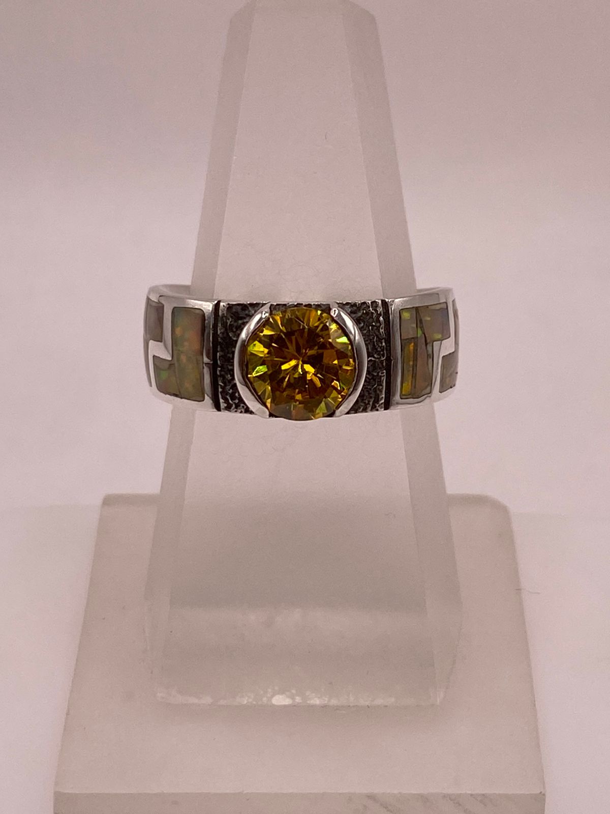 Anillo Geométrico con Ópalo de Fuego y Zirconia Amarilla en Plata .950 — ángulo diagonal