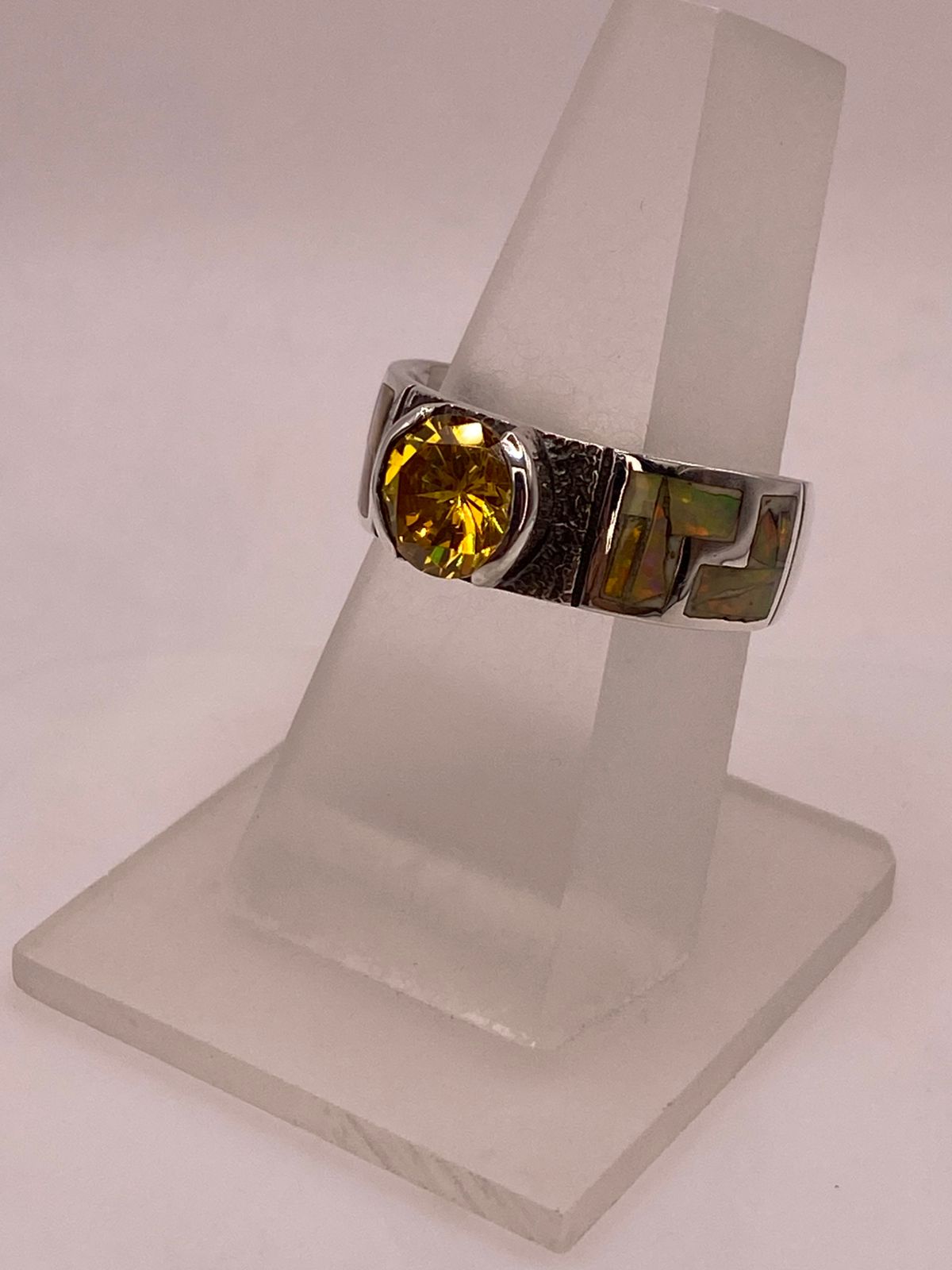 Anillo Geométrico con Ópalo de Fuego y Zirconia Amarilla en Plata .950, vista frontal