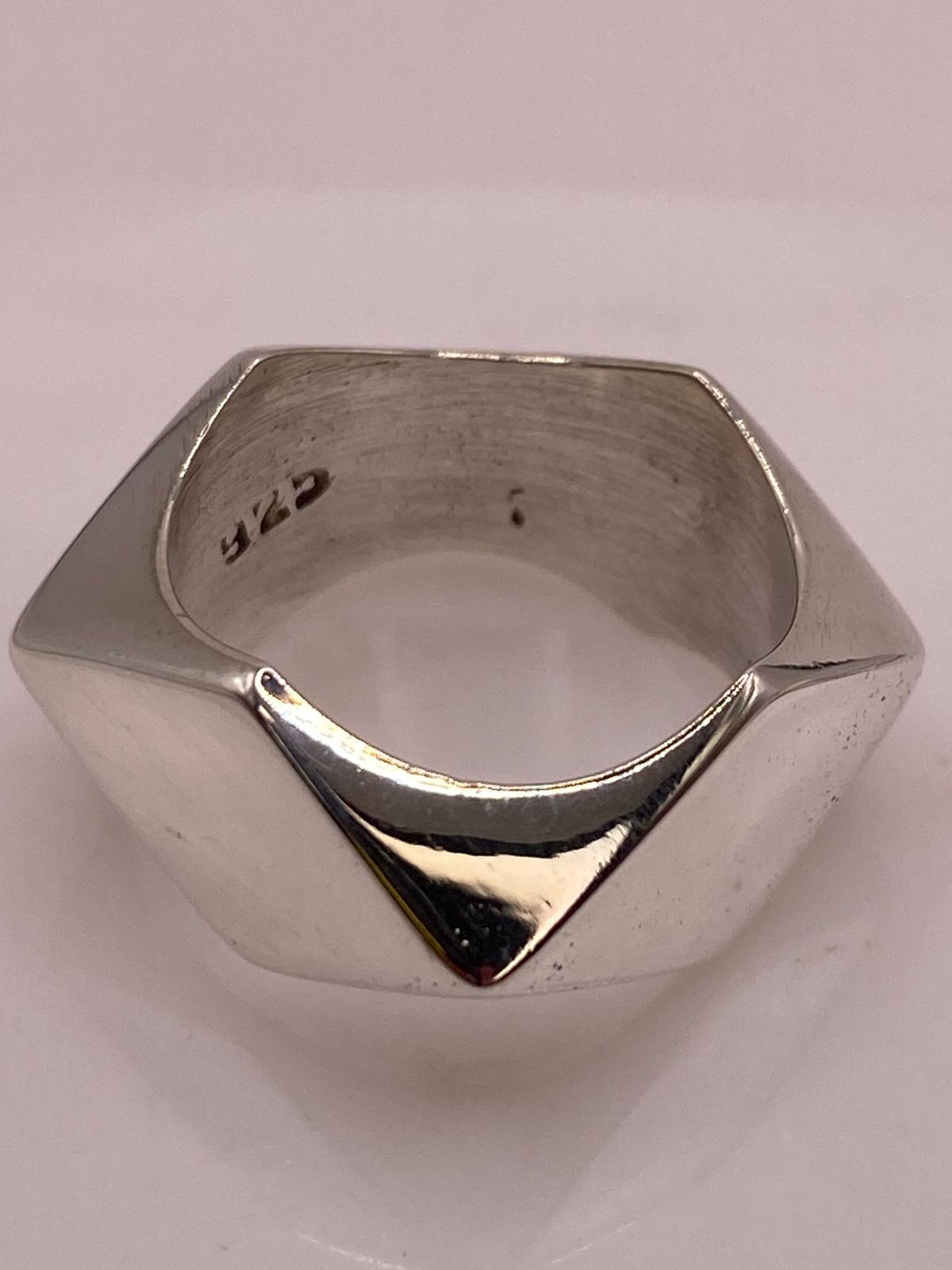 Anillo Geométrico de Plata Ley .925 con Diseño Rombo, sello de autenticidad Plata Ley .925
