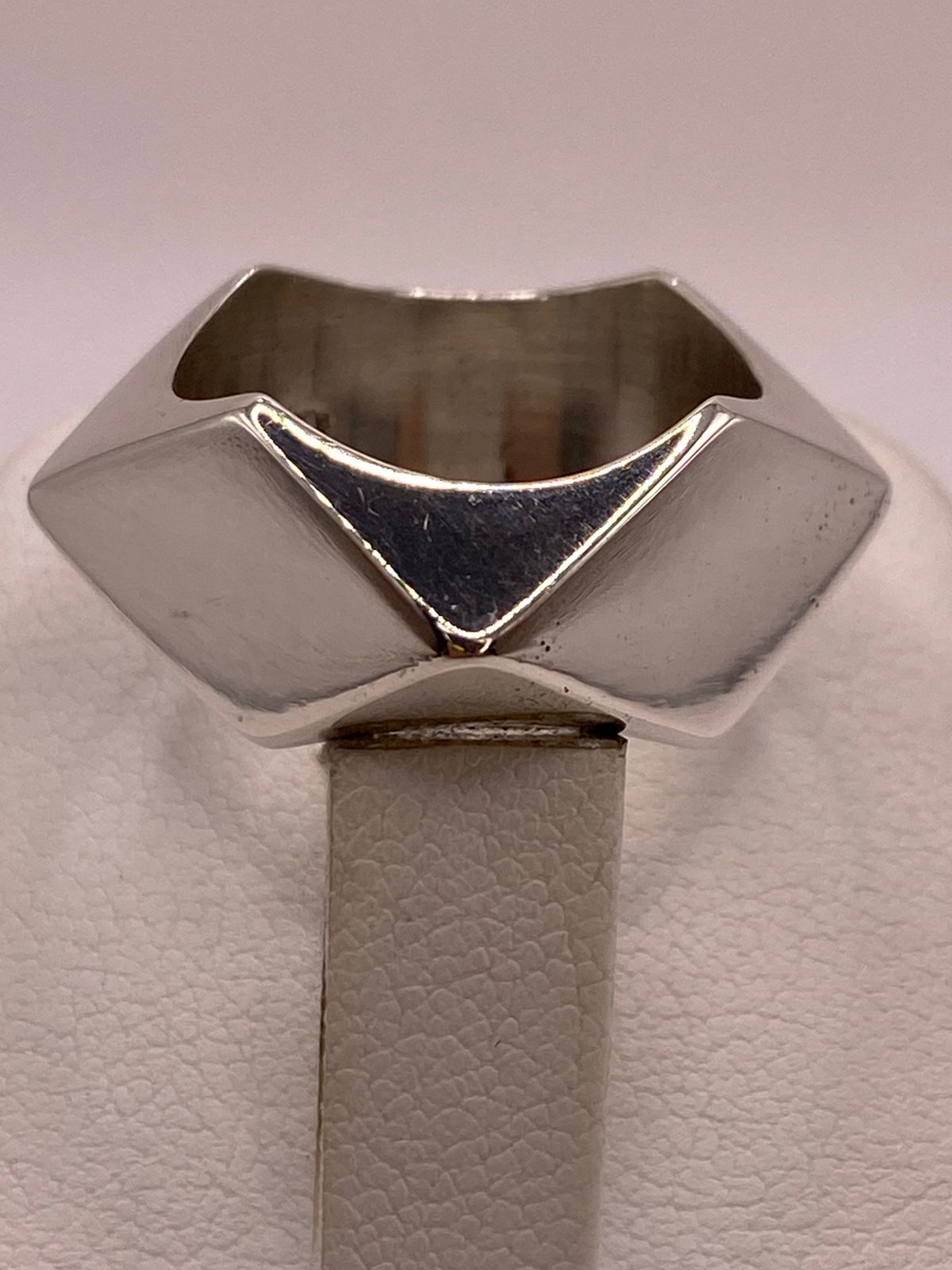 Anillo Geométrico de Plata Ley .925 con Diseño Rombo, vista de detalle