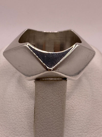 Anillo Geométrico de Plata Ley .925 con Diseño Rombo, vista de detalle