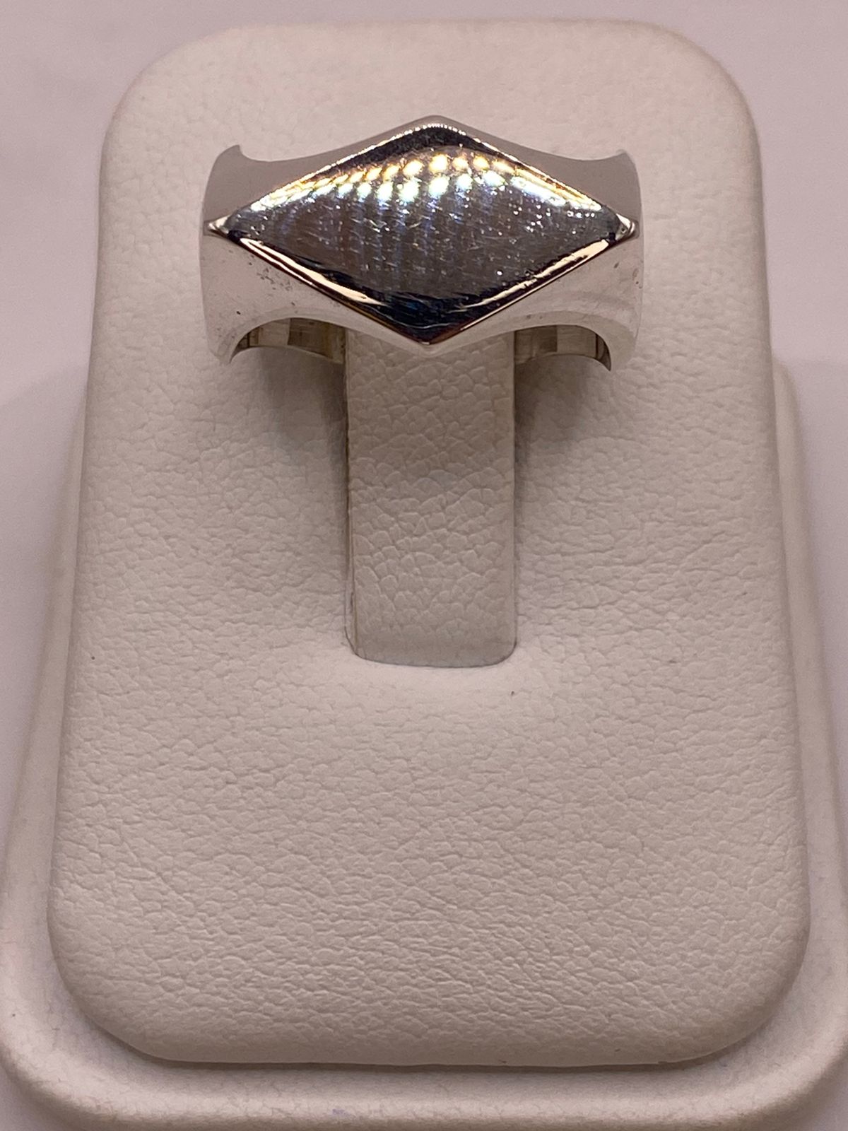 Anillo Geométrico de Plata Ley .925 con Diseño Rombo, vista lateral