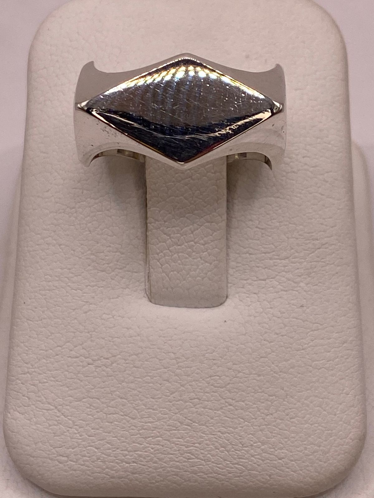 Anillo Geométrico de Plata Ley .925 con Diseño Rombo — ángulo diagonal