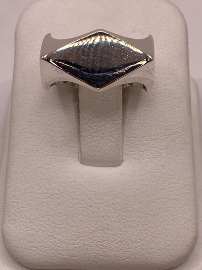 Anillo Geométrico de Plata Ley .925 con Diseño Rombo — ángulo diagonal
