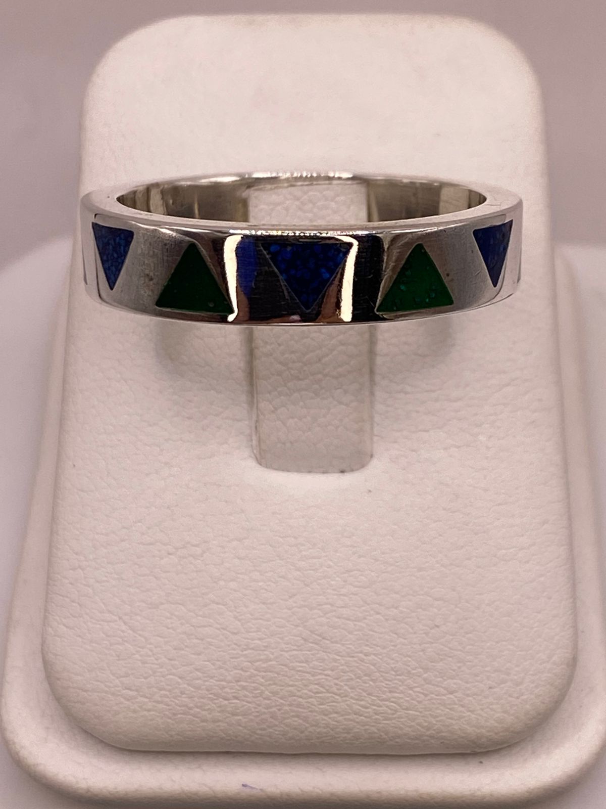 Anillo Geométrico de Plata .925 con Incrustaciones de Piedra, vista de detalle