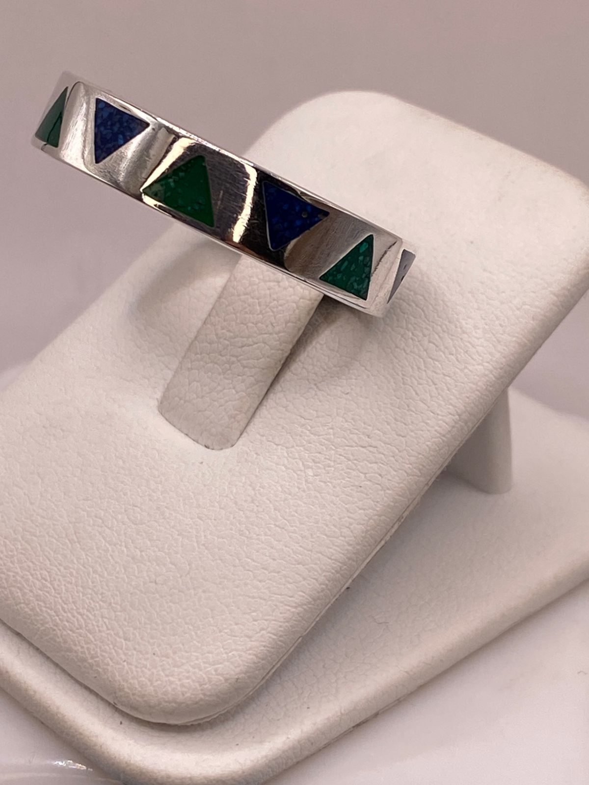 Anillo Geométrico de Plata .925 con Incrustaciones de Piedra, vista lateral